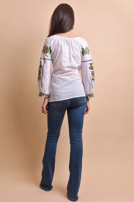 Ie traditionala alba cu motiv floral multicolor Mioara [8]