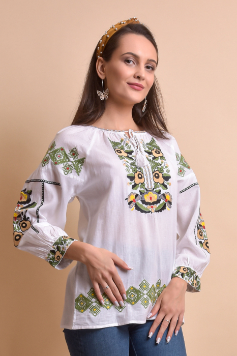 Ie traditionala alba cu motiv floral multicolor Mioara [4]