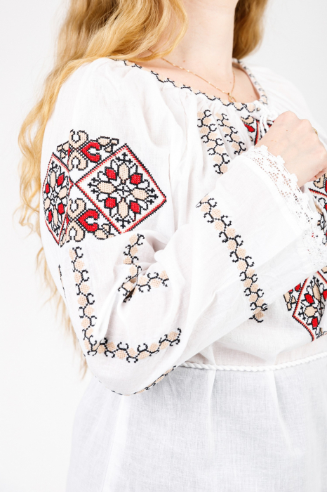 Ie traditionala alba cu motiv floral multicolor Natalia [2]
