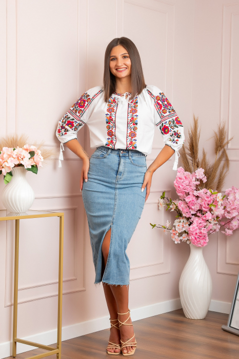 Ie traditionala alba cu motiv floral multicolor Noela [4]