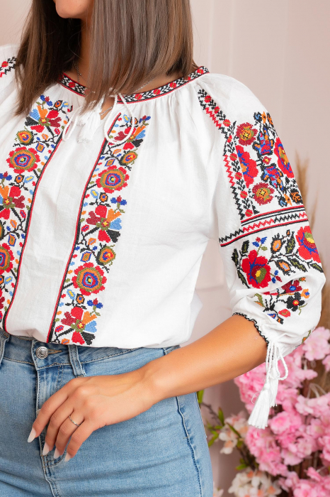 Ie traditionala alba cu motiv floral multicolor Noela [2]
