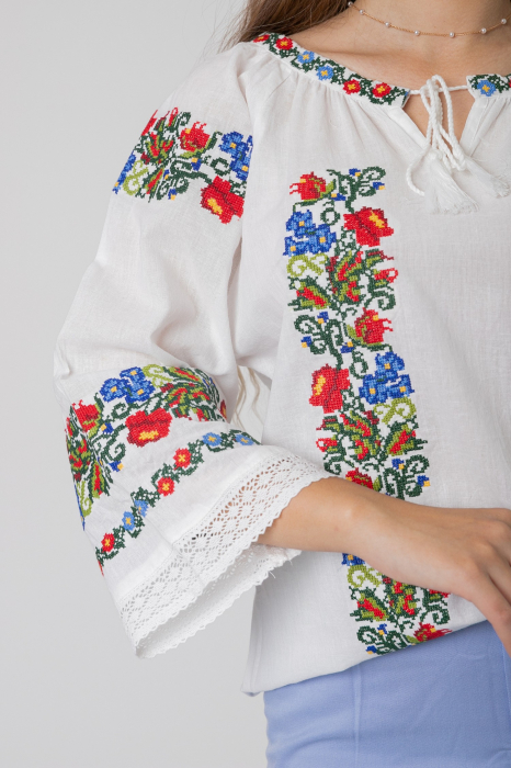 Ie traditionala alba cu motiv floral multicolor Patricia [2]