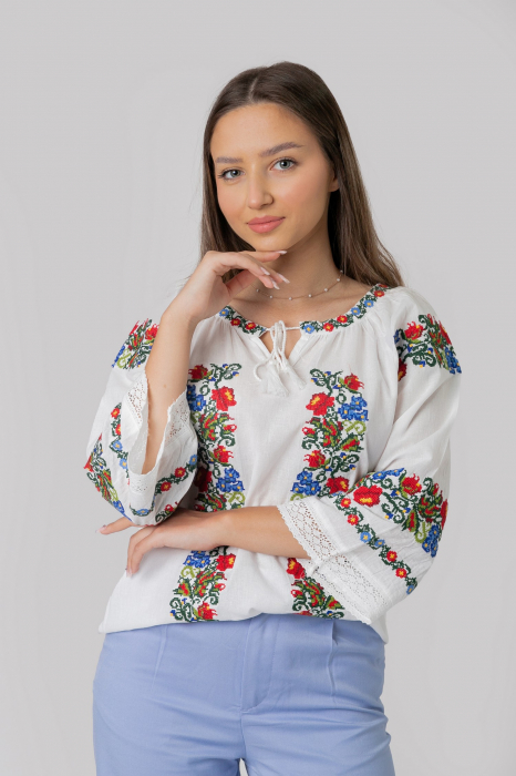 Ie traditionala alba cu motiv floral multicolor Patricia