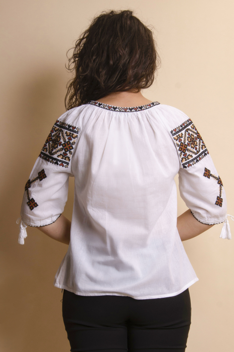 Ie traditionala alba cu motiv floral multicolor Petronela 01 [3]
