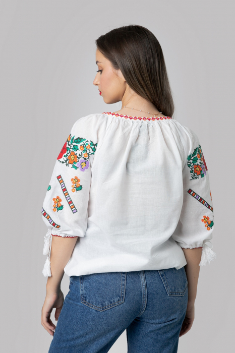 Ie traditionala alba cu motiv floral multicolor Raisa [3]