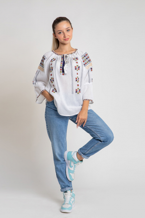 Ie traditionala alba cu motiv floral multicolor Romanita 01 [3]