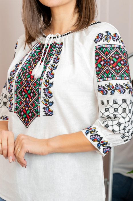 Ie traditionala alba cu motiv floral multicolor Selena 02 [2]