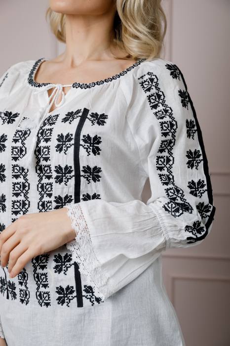 Ie traditionala alba cu motiv floral negru Alice [2]