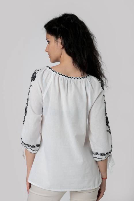 Ie traditionala alba cu motiv floral negru Antoaneta [3]