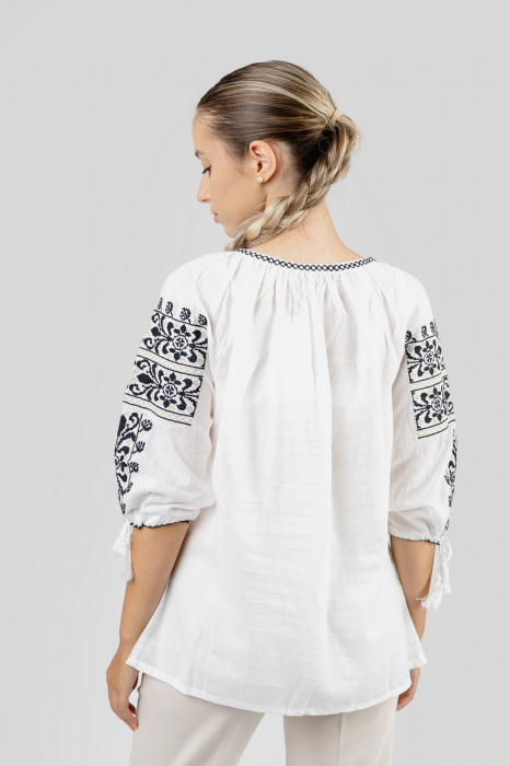 Ie traditionala alba cu motiv floral negru Augustina [3]