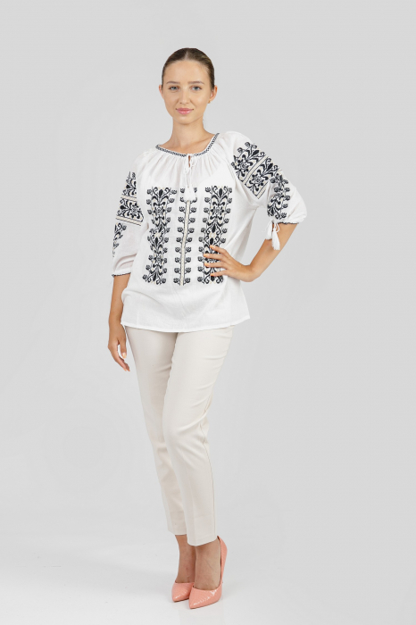 Ie traditionala alba cu motiv floral negru Augustina [4]