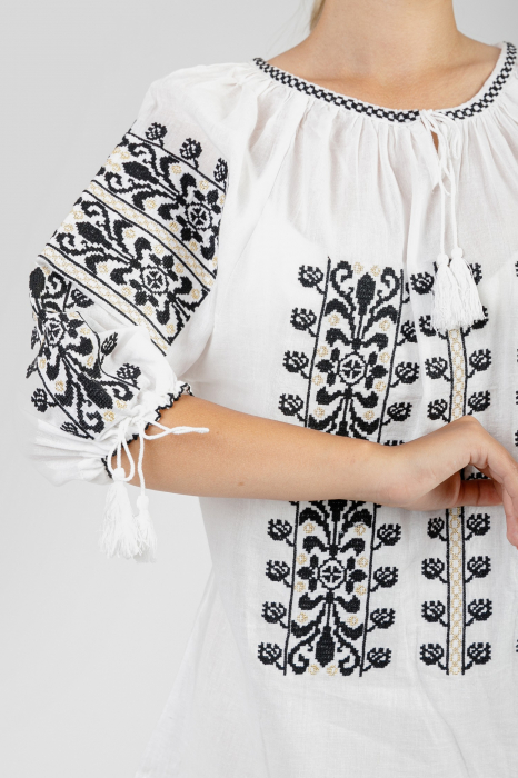 Ie traditionala alba cu motiv floral negru Augustina [2]