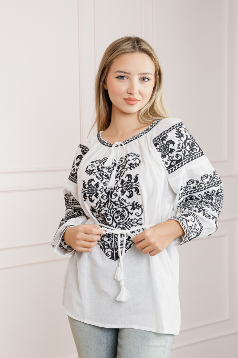 Ie traditionala alba cu motiv floral negru Cecilia [3]
