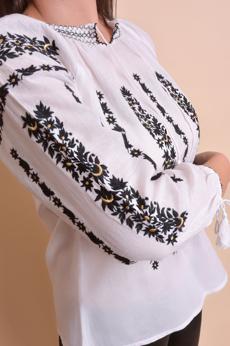 Ie traditionala alba cu motiv floral negru Eugenia [4]