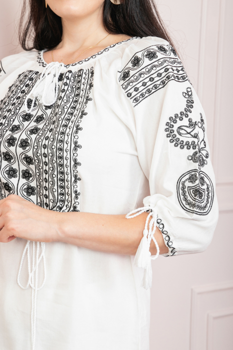 Ie traditionala alba cu motiv floral negru Irene [2]