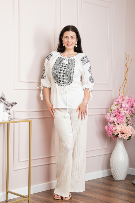 Ie traditionala alba cu motiv floral negru Irene [4]