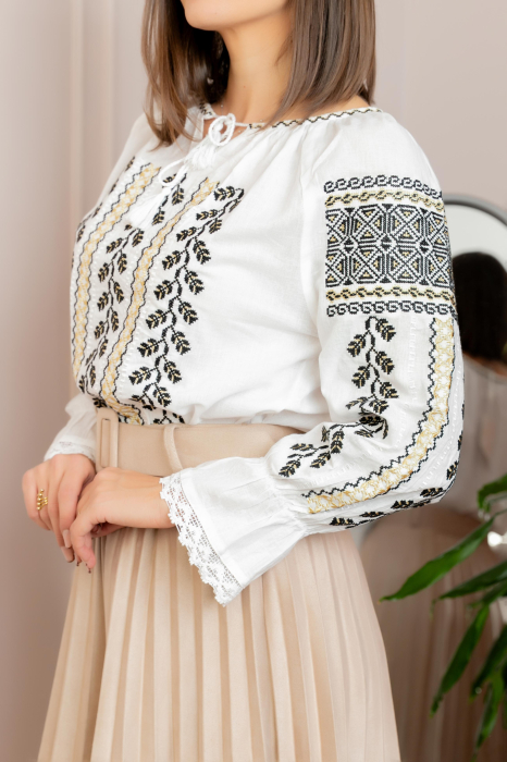 Ie traditionala alba cu motiv floral negru Iulica 02 [2]