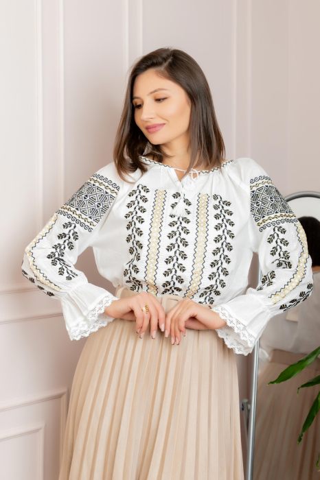 Ie traditionala alba cu motiv floral negru Iulica 02 [1]