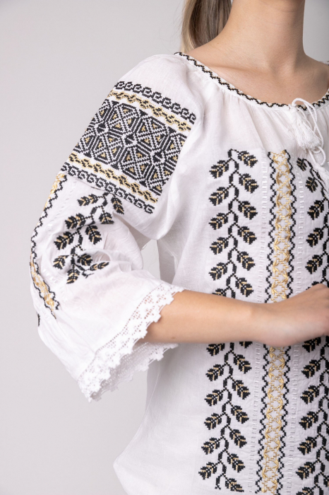 Ie traditionala alba cu motiv floral negru Iulica [2]