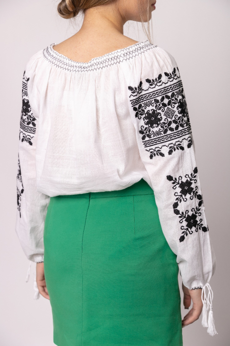 Ie traditionala alba cu motiv floral negru Liana 03 [3]