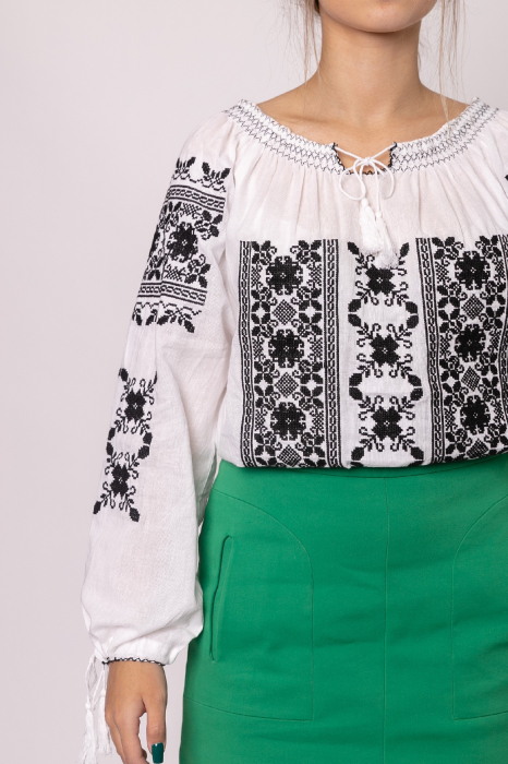 Ie traditionala alba cu motiv floral negru Liana 03 [2]
