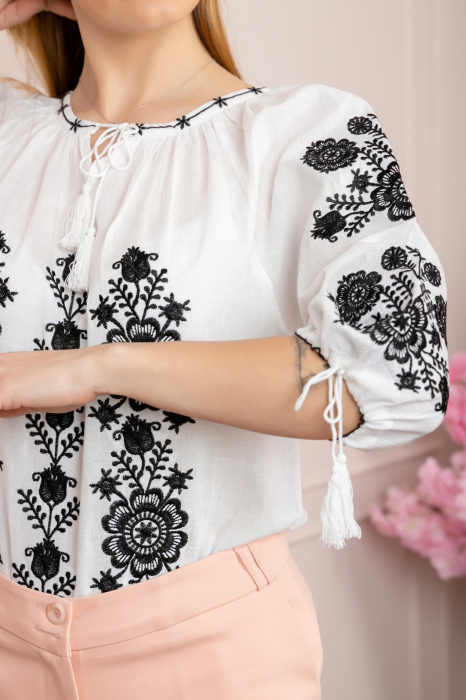 Ie traditionala alba cu motiv floral negru Miranda [2]