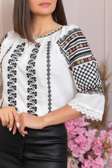 Ie traditionala alba cu motiv floral negru Olimpia [2]