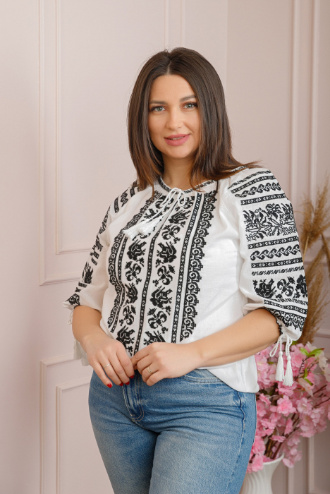Ie traditionala alba cu motiv floral negru Tereza [3]