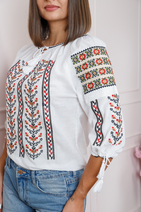 Ie traditionala alba cu motiv floral rosu Agnes [2]