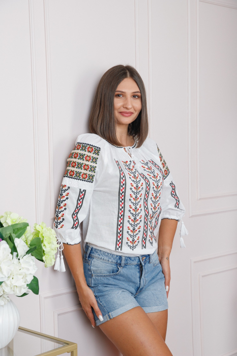Ie traditionala alba cu motiv floral rosu Agnes [3]