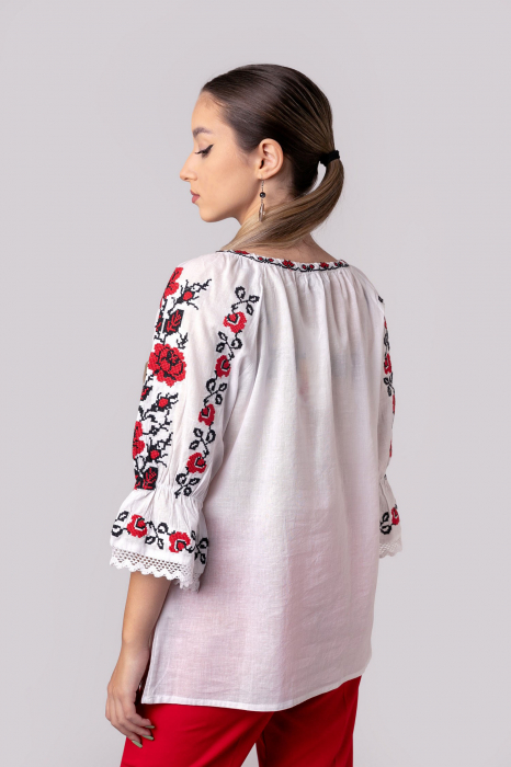 Ie traditionala alba cu motiv floral rosu Alana [3]