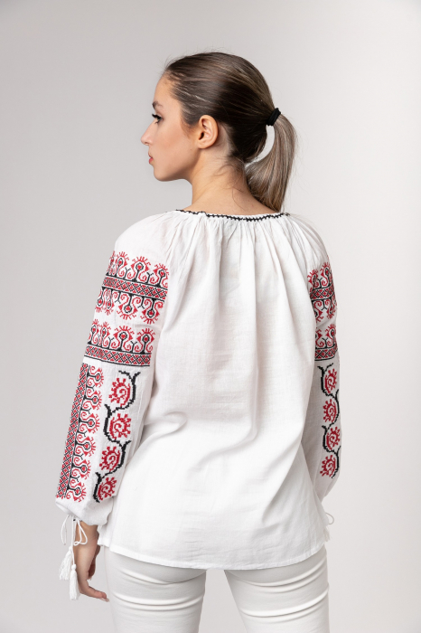 Ie traditionala alba cu motiv floral rosu Alana [3]