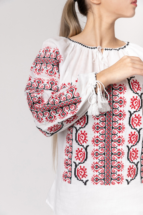 Ie traditionala alba cu motiv floral rosu Alana [2]