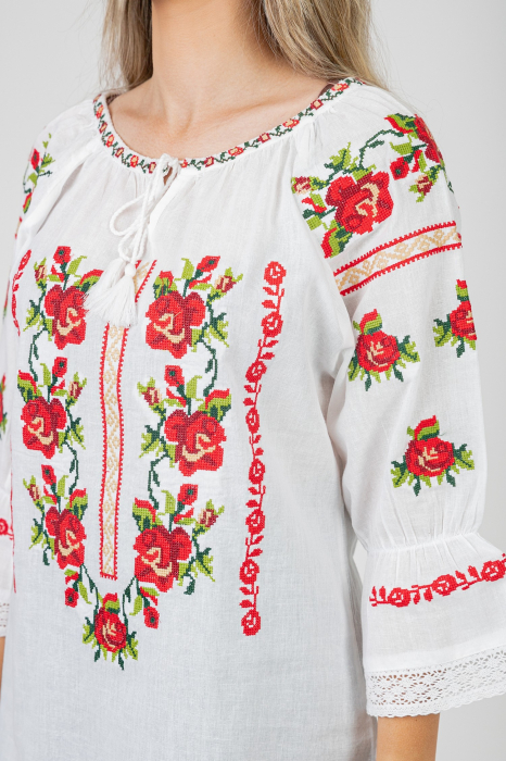 Ie traditionala alba cu motiv floral rosu Alessia [2]