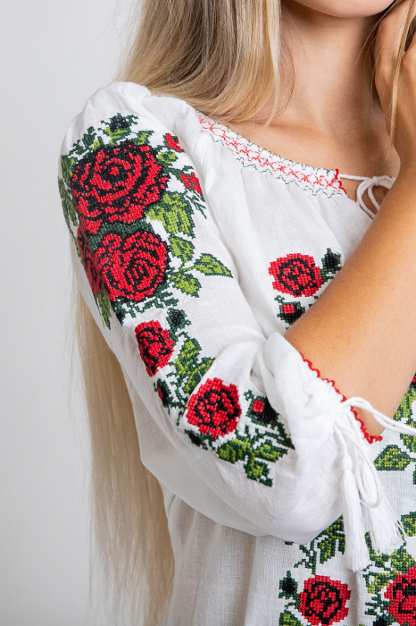 Ie traditionala alba cu motiv floral rosu Alina 01 [2]