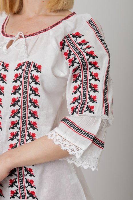 Ie traditionala alba cu motiv floral rosu Anais [2]