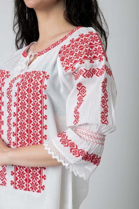 Ie traditionala alba cu motiv floral rosu Antonia [2]