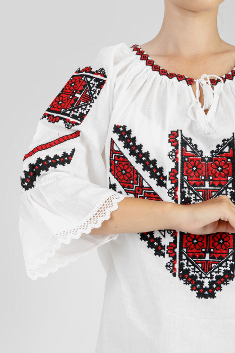Ie traditionala alba cu motiv floral rosu Cosmina [2]