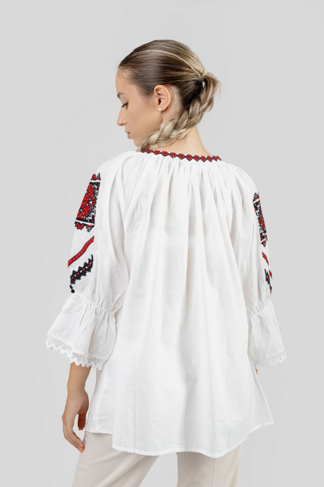 Ie traditionala alba cu motiv floral rosu Cosmina [3]