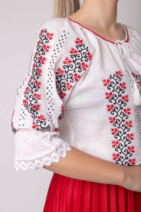 Ie traditionala alba cu motiv floral rosu Domnica [2]