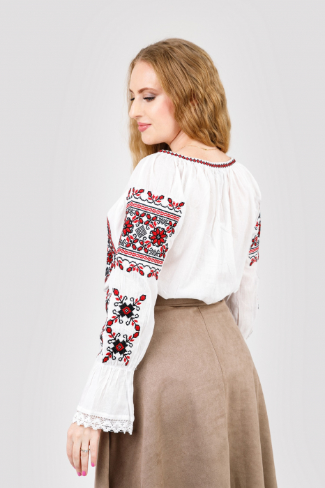 Ie traditionala alba cu motiv floral rosu Liana 06 [3]