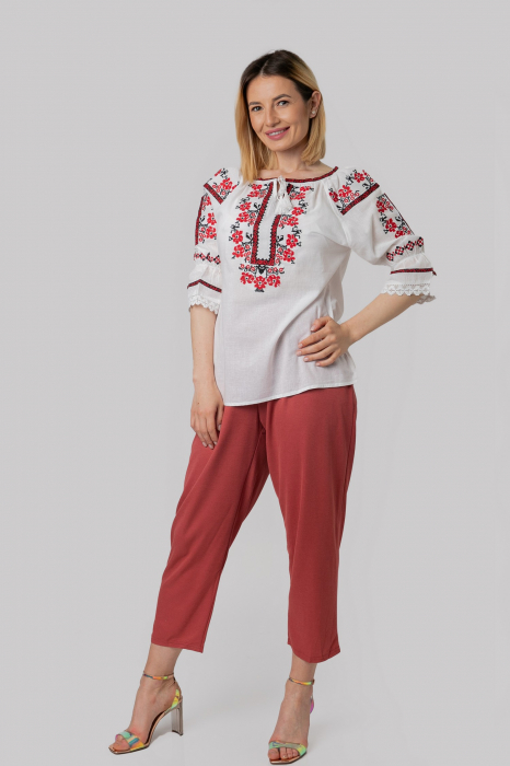 Ie traditionala alba cu motiv floral rosu Maia [4]
