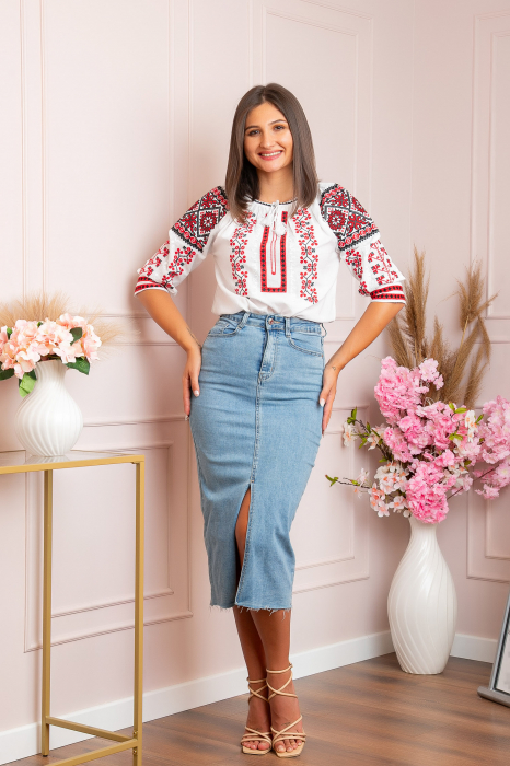 Ie traditionala alba cu motiv floral rosu Marta [4]