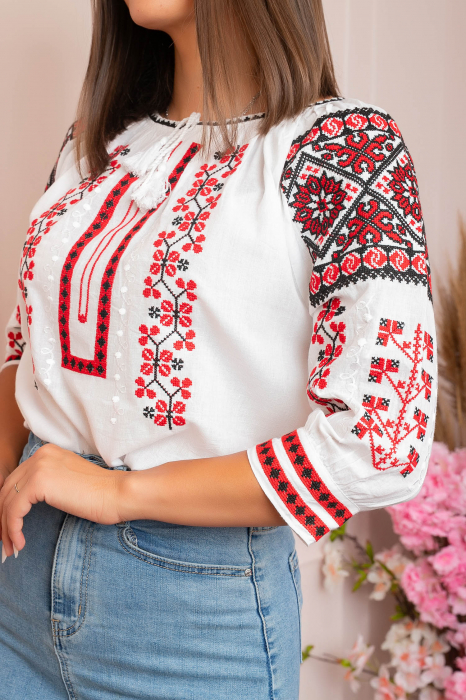 Ie traditionala alba cu motiv floral rosu Marta [2]