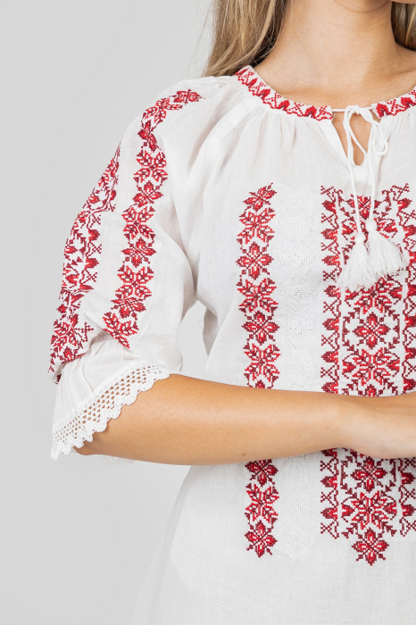 Ie traditionala alba cu motiv floral rosu Selina 01 [2]