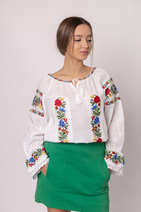 Ie traditionala alba cu motiv floral tricolor Daciana - maneca lunga