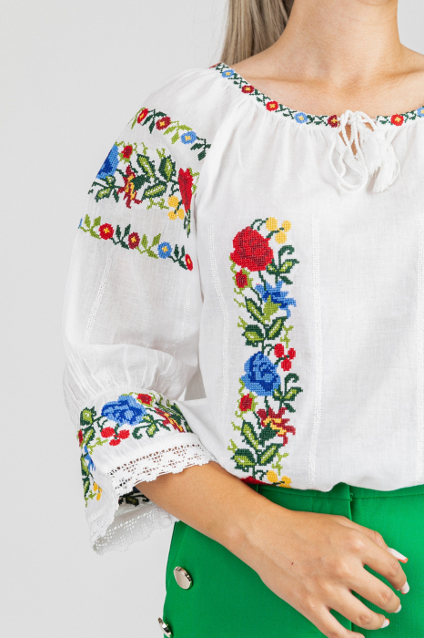 Ie traditionala alba cu motiv floral tricolor Daciana - maneca scurta [2]
