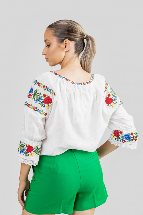 Ie traditionala alba cu motiv floral tricolor Daciana - maneca scurta [3]