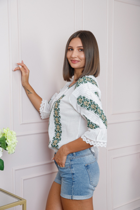 Ie traditionala alba cu motiv floral verde Malina [3]