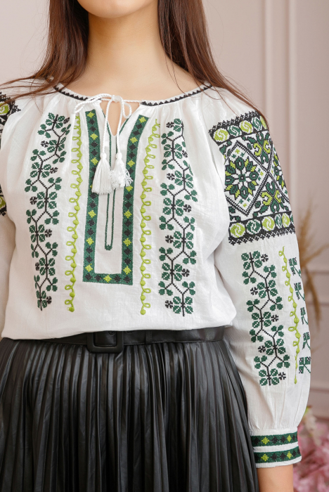 Ie traditionala alba cu motiv floral verde Silvana [2]